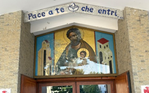 Sassi contro la chiesa di San Giuseppe