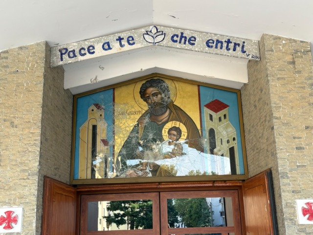 Sassi contro la chiesa di San Giuseppe
