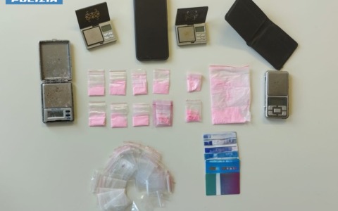 Intervento della Volante in un supermercato: arrestato 37enne per furto aggravato, detenzione di sostanze stupefacenti ai fini dello spaccio e ricettazione