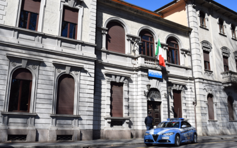 Prende a pugni un coetaneo per rubargli il borsello, minorenne arrestato
