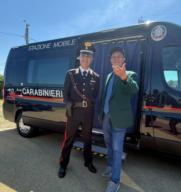 Maresciallo salva un frate che sta affogando in mare