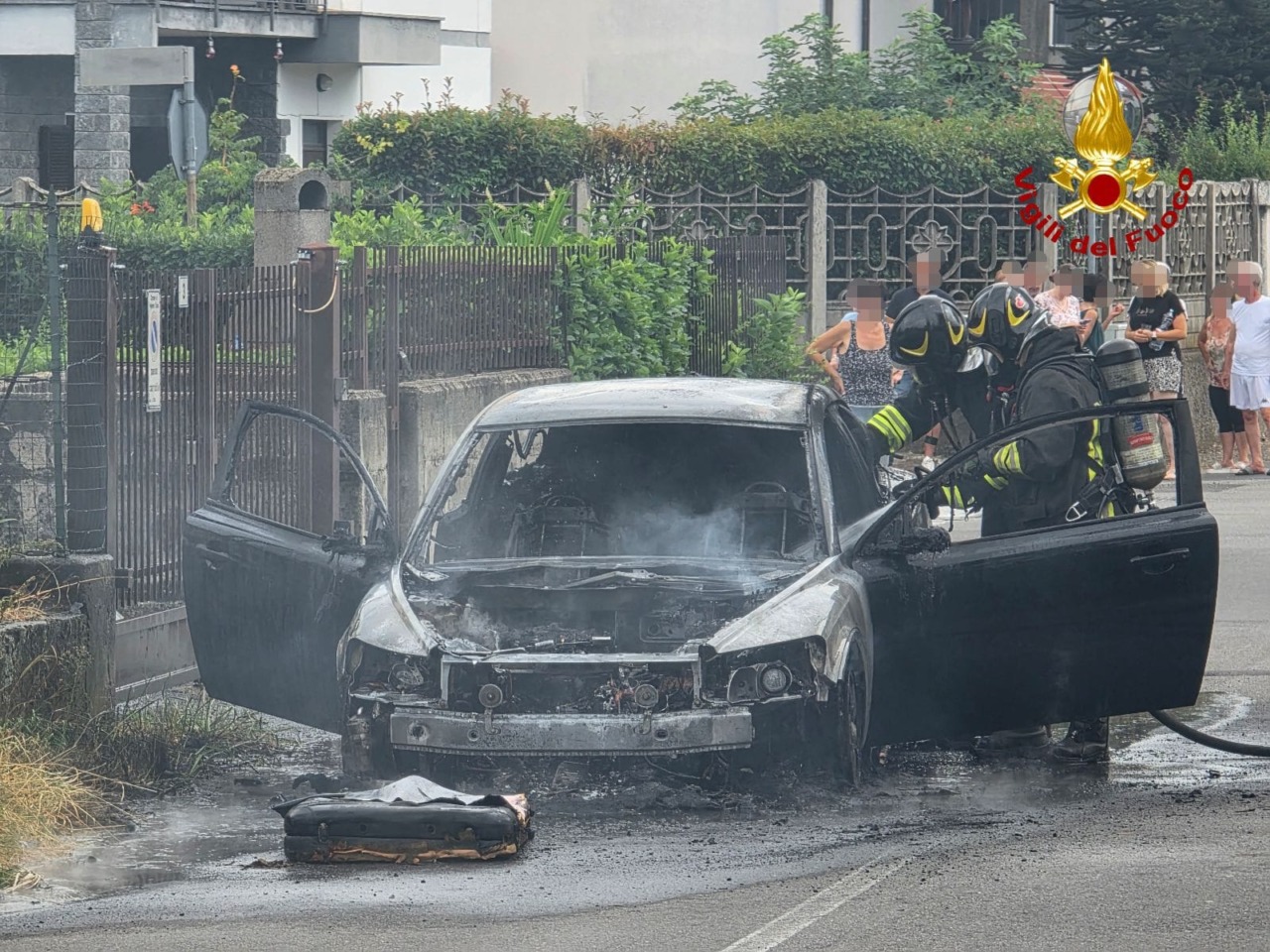 Auto in fiamme, Vigili del Fuoco al lavoro