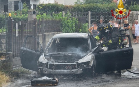 Auto in fiamme, Vigili del Fuoco al lavoro