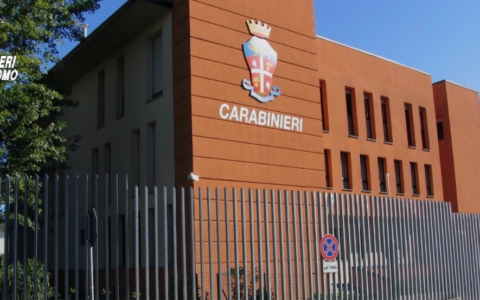 Pregiudicato 24enne tenta di entrare con la forza nella casa dei genitori e li minaccia, arrestato
