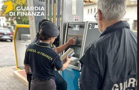 Controlli della GdF sui distributori di carburante: sei impianti sanzionati nel Varesotto