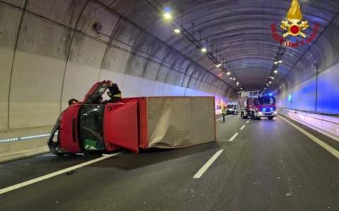 Furgone si ribalta nella galleria della Pedemontana, Vigili del Fuoco al lavoro