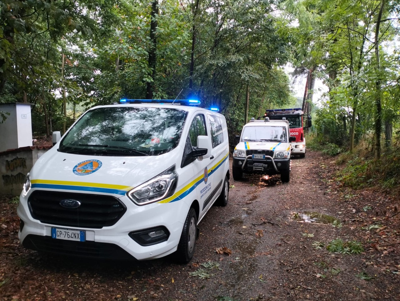 La furia del maltempo su Locate: notte e mattina di lavoro in via Garibaldi