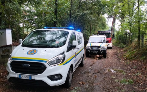La furia del maltempo su Locate: notte e mattina di lavoro in via Garibaldi