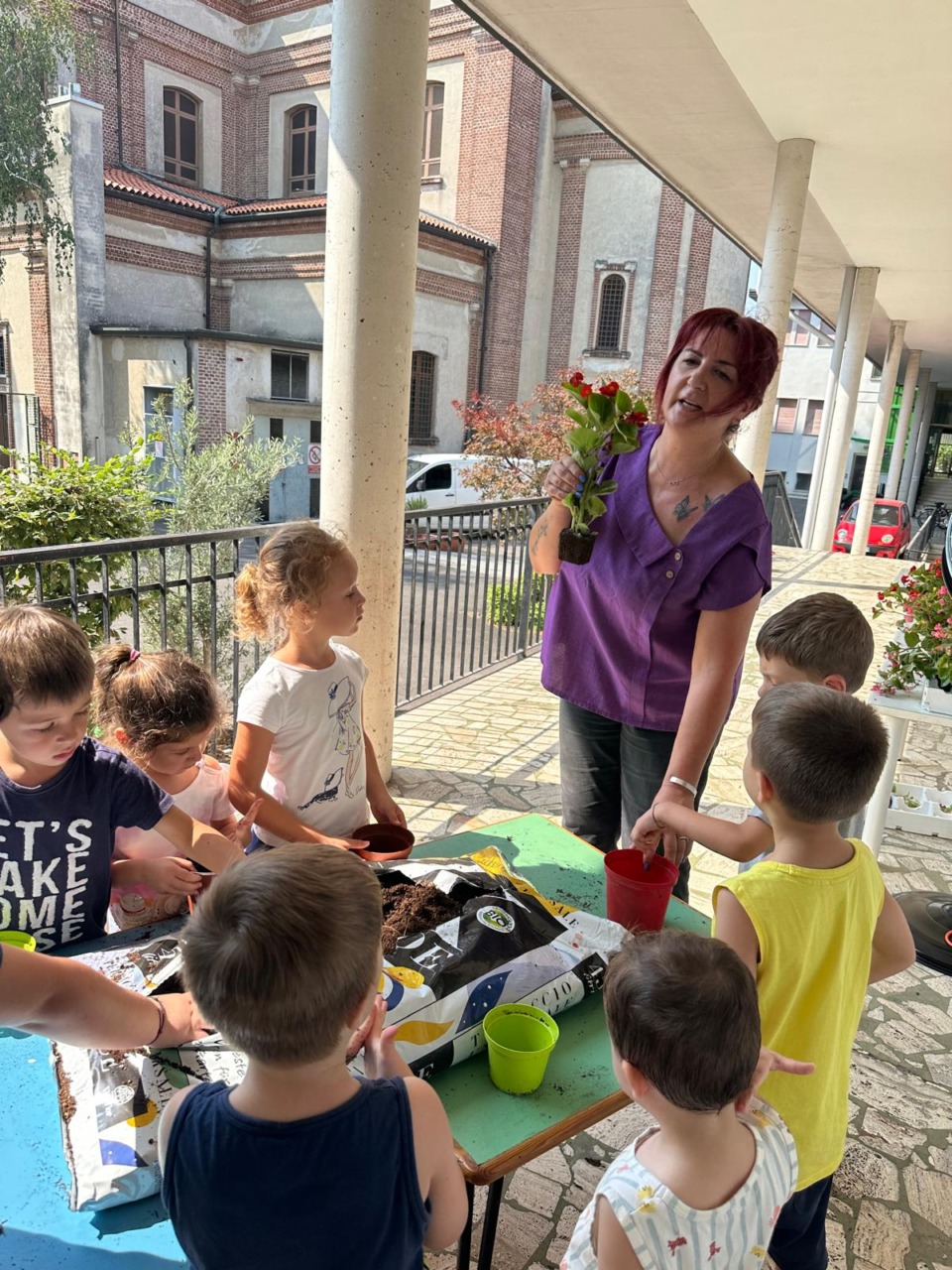 Laboratorio d’arte floreale all’asilo