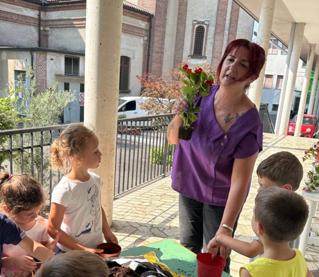 Laboratorio d’arte floreale all’asilo