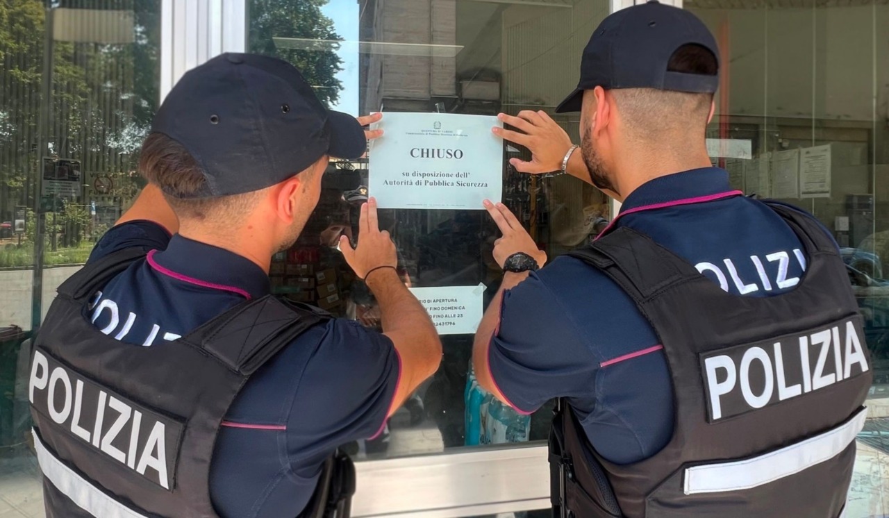 Botte, fuga e tensione nel locale: il minimarket resta chiuso una settimana