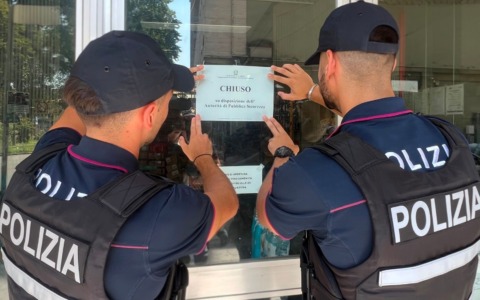 Botte, fuga e tensione nel locale: il minimarket resta chiuso una settimana