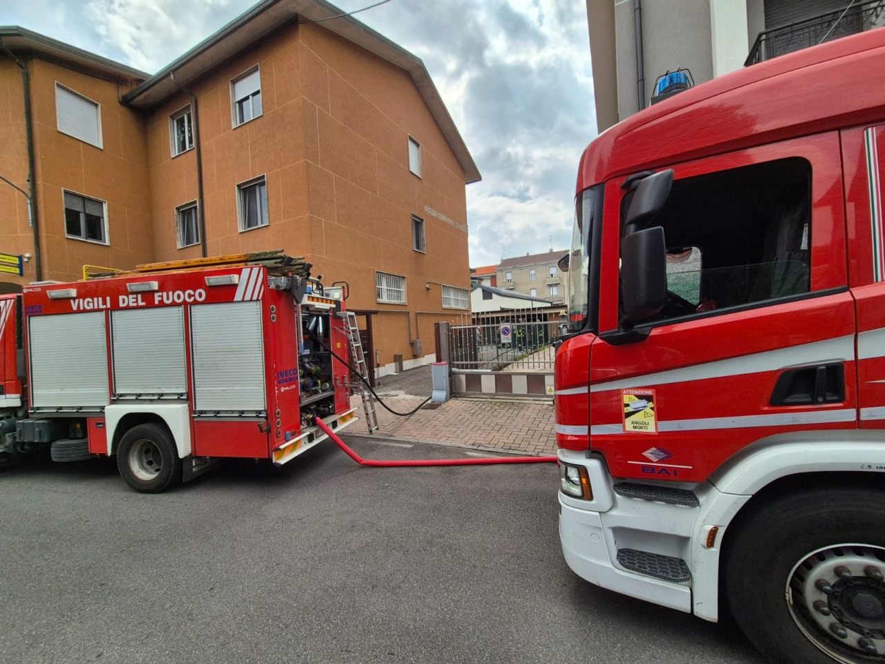 Incendio in un box: in fiamme un furgone