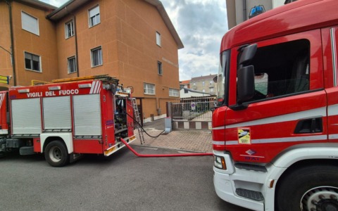 Incendio in un box: in fiamme un furgone