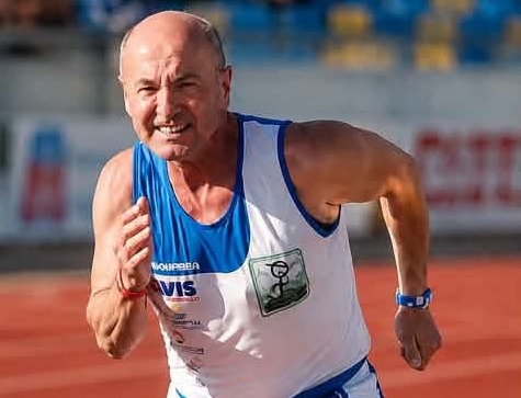 Oro nella corsa a 65 anni