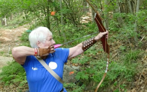 A 77 anni centra il bersaglio: Graziella Piperi è campionessa italiana di tiro con l’arco