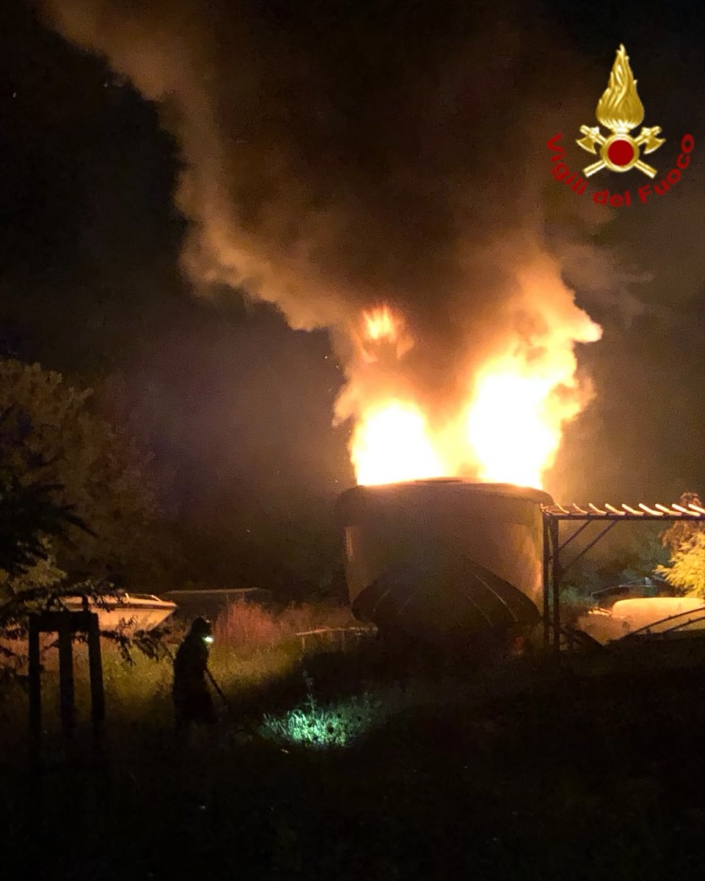 Prende fuoco un’imbarcazione dentro a un deposito, paura a Caronno Pertusella
