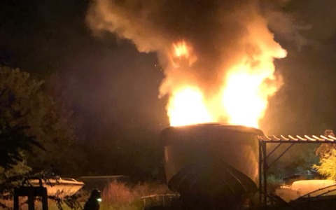 Prende fuoco un’imbarcazione dentro a un deposito, paura a Caronno Pertusella