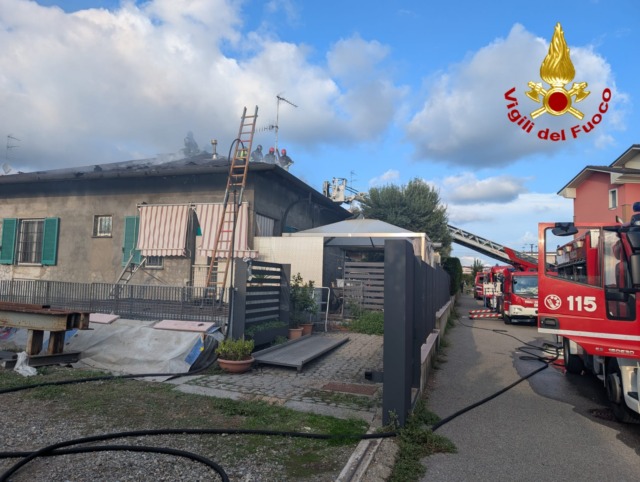 Brucia il tetto di un’abitazione a Fagnano Olona, sul posto i Vigili del Fuoco