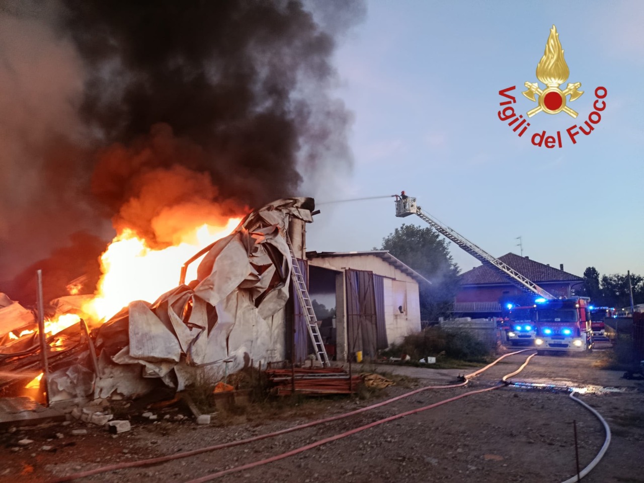 Incendio devasta azienda agricola, salvi gli asini