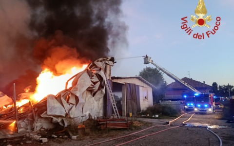 Incendio devasta azienda agricola, salvi gli asini
