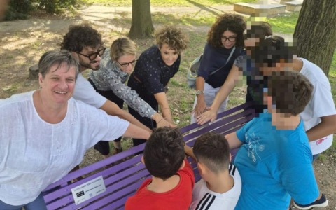 Una panchina viola per sensibilizzare sul tema dell’Alzheimer
