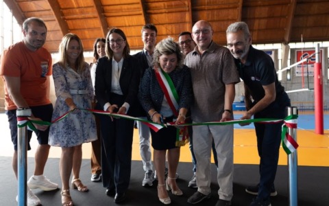 Taglio del nastro per il nuovo campo del palazzetto