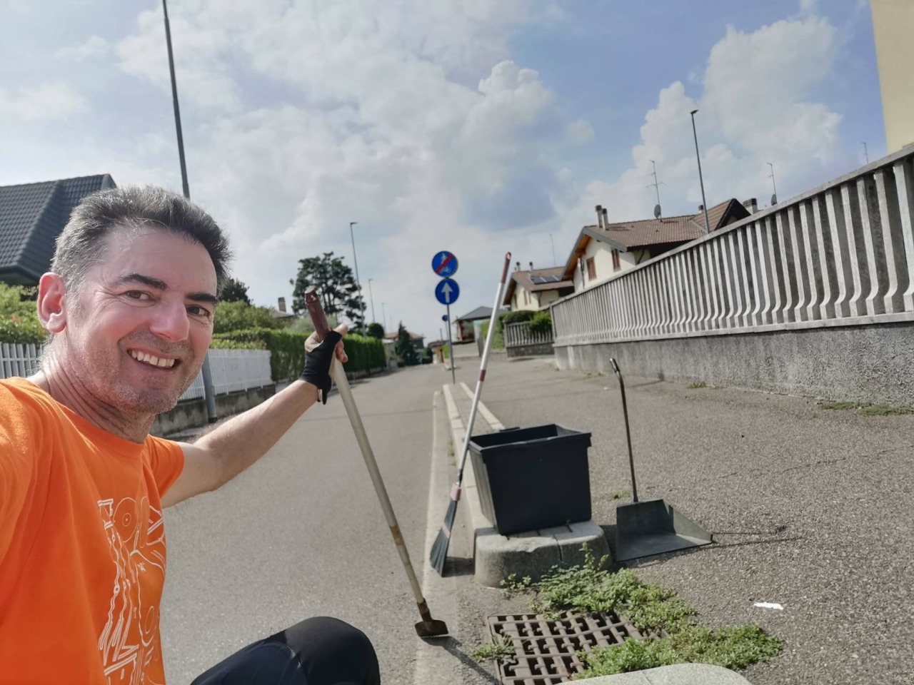 Ambientalista pulisce i tombini e chiede il parco agricolo