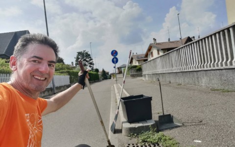 Ambientalista pulisce i tombini e chiede il parco agricolo