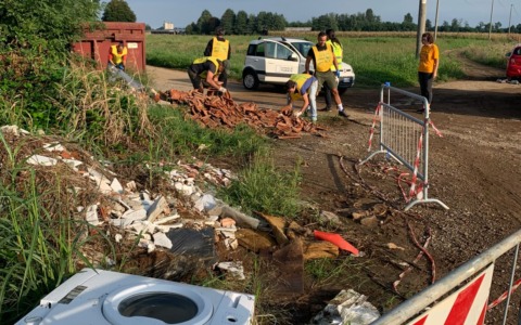 I volontari puliscono il paese