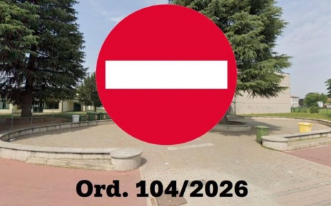 Stop al bivacco notturno davanti alla scuola
