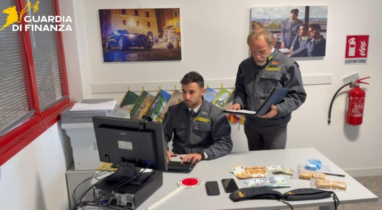 Avevano nascosto in un cassone 450 grammi di droga: due arresti