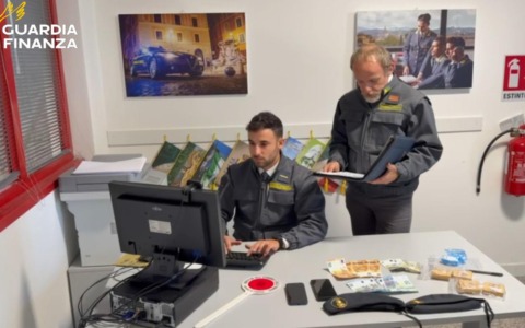 Avevano nascosto in un cassone 450 grammi di droga: due arresti