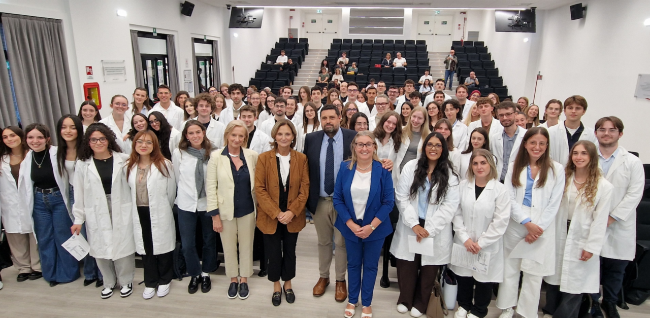 All’Insubria 200 studenti di Medicina indossano il camice bianco e iniziano il tirocinio clinico