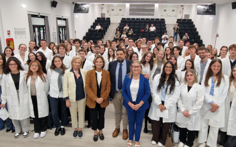 All’Insubria 200 studenti di Medicina indossano il camice bianco e iniziano il tirocinio clinico