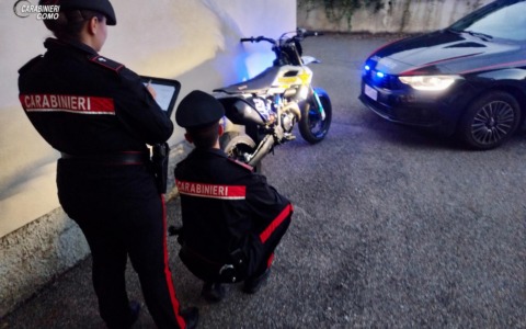 Cercava di vendere una moto rubata: 18enne denunciato