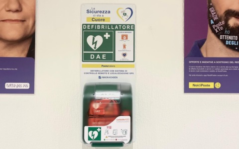 Due nuovi defibrillatori negli uffici postali di Varese e Gallarate