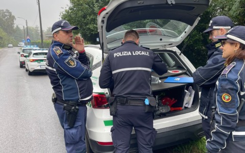 Controlli della Polizia Locale a Cogliate: 30 auto fermate e 10 sanzioni