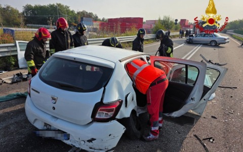 Tragico scontro frontale sulla tangenziale sud di Cassano Magnago, muore una 69enne