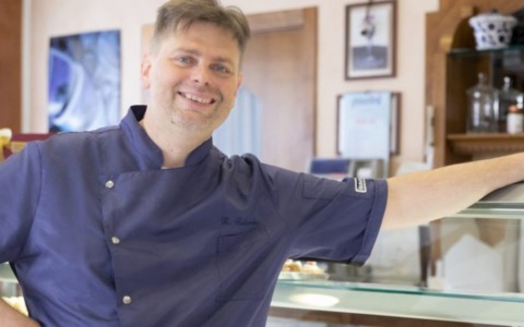 Il pasticcere Gianluca Colombo vola alla finale nazionale di Vegateu con la sua torta «Evergreen»