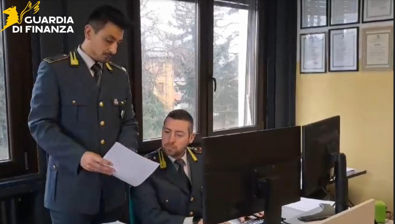 Oltre 400 mila euro sottratti a un anziano: due badanti indagate per appropriazione indebita