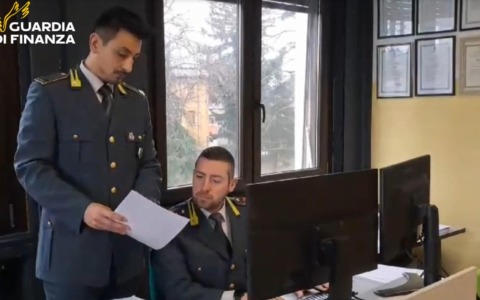 Oltre 400 mila euro sottratti a un anziano: due badanti indagate per appropriazione indebita