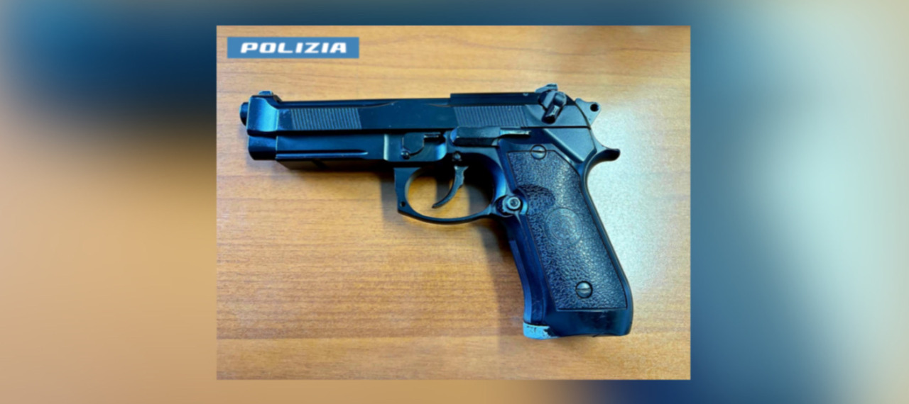 Cerca di intimidire un poliziotto con un’arma finta: denunciato
