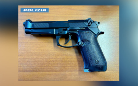 Cerca di intimidire un poliziotto con un’arma finta: denunciato